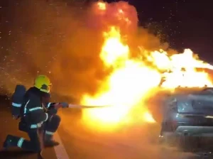 (VIDEO) PLAMEN GUTA AUTOMOBIL Dramatičan prizor kod Novog Sada: Požar izbio nasred auto-puta, vatra neprestano bukti