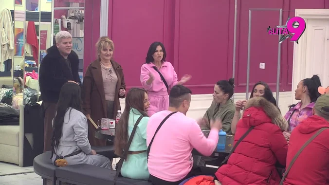 Stanija Dobrojević čisti sto u Beloj kući Elita 9 dok ostali učesnici posmatraju