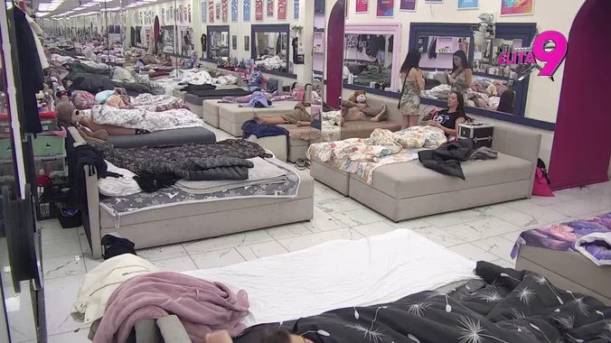 Asmin i Maja u prisnom razgovoru tokom buđenja u rijalitiju Elita 9