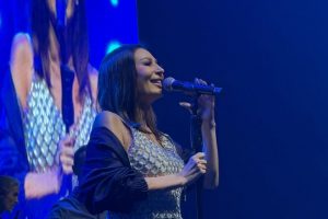 AU, CECU OVAKVU NIKADA NISTE VIDELI: Izašla na scenu golog stomaka i napravila haos u Loznici