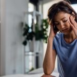žena drži glavu zbog jake glavobolje i traži prirodno rešenje bez lekova