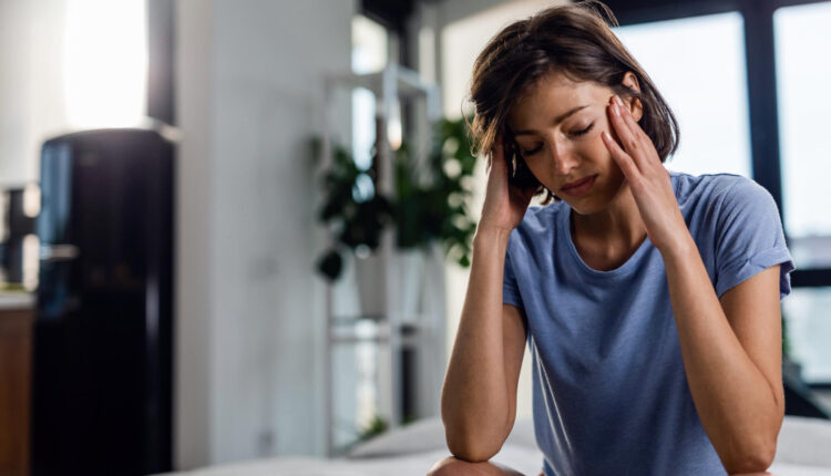 žena drži glavu zbog jake glavobolje i traži prirodno rešenje bez lekova